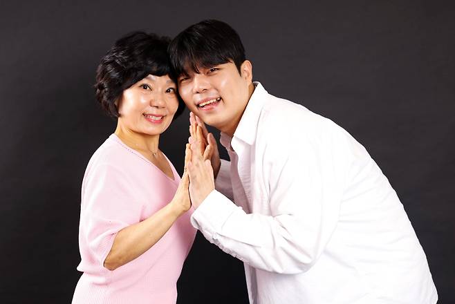 유튜버 조재원과 어머니 김동금씨가 4일 오후 서울 순화동 KG타워에서 진행된 일간스포츠와의 인터뷰에 앞서 다정한 포즈를 취하고 있다. 김민규 기자 mgkim1@edaily.co.kr /2024.06.04/