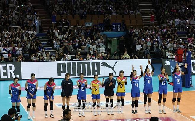 배구여제 김연경(흥국생명)이 8일 오후 잠실실내체육관에서 여자배구 국가대표 은퇴경기를 펼쳤다. 김연경이 뛴 팀 대한민국이 70-60으로 승리했다. 경기종료후 선수들이 인사하고있다. 한편 대표팀에서 주포로 활약하며 2012 런던 올림픽과 2020 도쿄 올림픽 준결승 진출을 이끈 김연경은 은퇴 경기를 끝으로 국가대표를 내려놓는다. 잠실실내체=정시종 기자 capa@edaily.co.kr /2024.06.08.