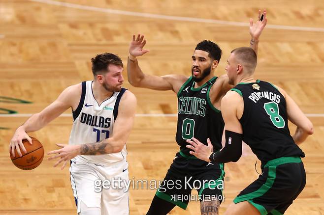 10일 TD가든에서 열린 보스턴과 댈러스의 2023~24 NBA 파이널 2차전. 댈러스 돈치치(왼쪽)가 테이텀과 포르징기스 앞에서 공격을 시도하고 있다. 사진=게티이미지