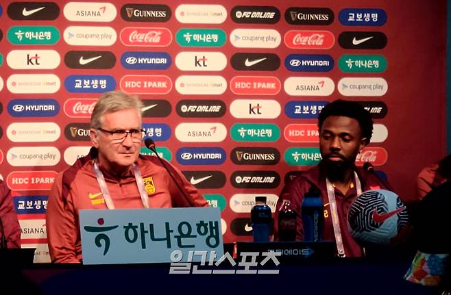 10일 서울월드컵경기장에서 열린 2026 FIFA 북중미 월드컵 아시아 2차 예선 C조 최종전 대비 기자회견에 참석한 이반코비치 중국 감독과 페이 난두오. 서울월드컵경기장=김우중 기자