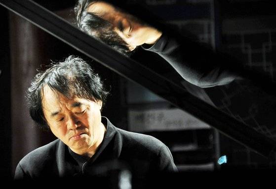 2011년 연평도에서 포격 사건을 겪은 섬 주민들을 위로하기 위해 야외 공연을 열었던 피아니스트 백건우. [연합뉴스]