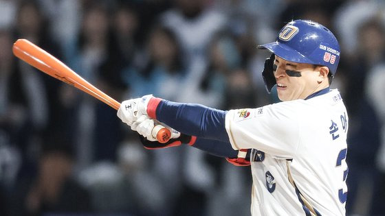 지난 2일 경남 창원NC파크에서 열린 2024 KBO 리그 LG 트윈스 대 NC 다이노스 경기. 6회 말 무사 1루 상황 NC 2번 손아섭이 안타를 치고 있다. 연합뉴스