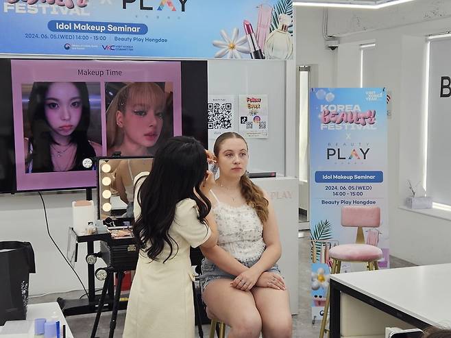 지난 5일 서울 서교동 뷰티플레이홍대에서 열린 K아이돌 메이크업 클래스에서 독일인 알리사 조피 보스너(오른쪽)씨가 메이크업 시연을 받고 있다.  /양지윤 기자