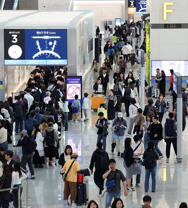 지난 5월 3일 황금연휴 기간을 맞아 인천국제공항 1터미널 출국장이 인파로 붐비고 있다. 사진=한국경제신문