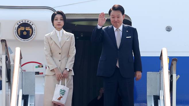 투르크메니스탄을 시작으로 카자흐스탄, 우즈베키스탄 등 중앙아시아 3개국을 국빈 방문하는 윤석열 대통령과 부인 김건희 여사가 10일 오전 경기도 성남 서울공항에서 공군 1호기 탑승 전 인사하고 있다. 이번 순방은 지난해 12월 네덜란드 국빈 방문 이후 약 6개월 만으로 올해 첫 순방이다. 대통령실사진기자단