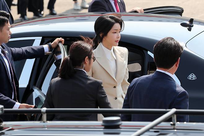 투르크메니스탄과 카자흐스탄, 우즈베키스탄 등 중앙아시아 3개국을 국빈 방문하는 윤석열 대통령과 부인 김건희 여사가 10일 오전 경기도 성남 서울공항에 도착하고 있다. | 김창길 기자