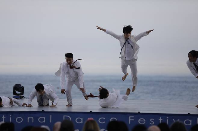 Dancers from Tatmarroo Dance Company from Korea perform "Men on the Beach" at the Haeundae Beach Special Stage in Busan, Sunday. (BIDF)