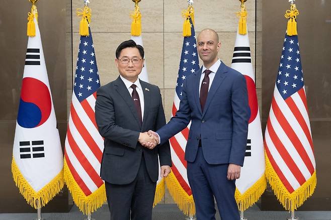 Cho Chang-rae, South Korean deputy defense minister for policy, and Vipin Narang, acting US assistant secretary of defense for space policy, are seen shaking hands ahead of the third meeting of the Nuclear Consultative Group on Monday in Seoul in this photograph provided by the Seoul defense ministry. (Ministry of National Defense)