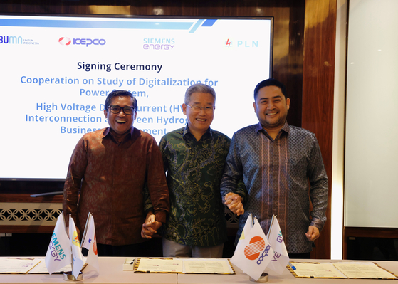 Representatives of PLN, Kepco and Siemens Energy Indonesia pose for a photo after signing an agreement for the collaboration of electric power transmission network in Indonesia on Monday. [KEPCO]