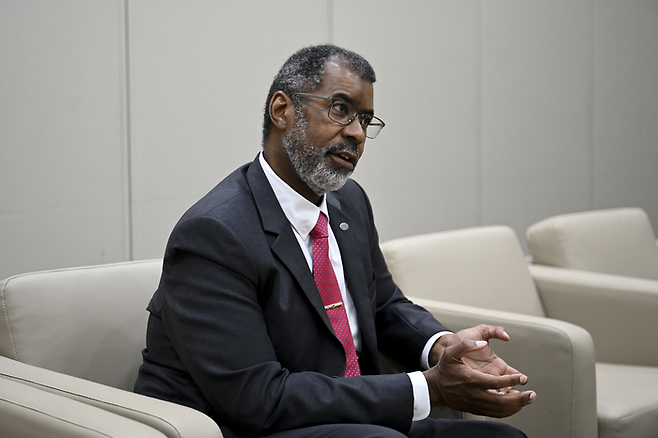 윌리엄 맥우드 OECD NEA 사무총장이 지난달 29일 매일경제와 만나 원전 활용의 중요성을 강조하고 있다. [사진 = NEA]