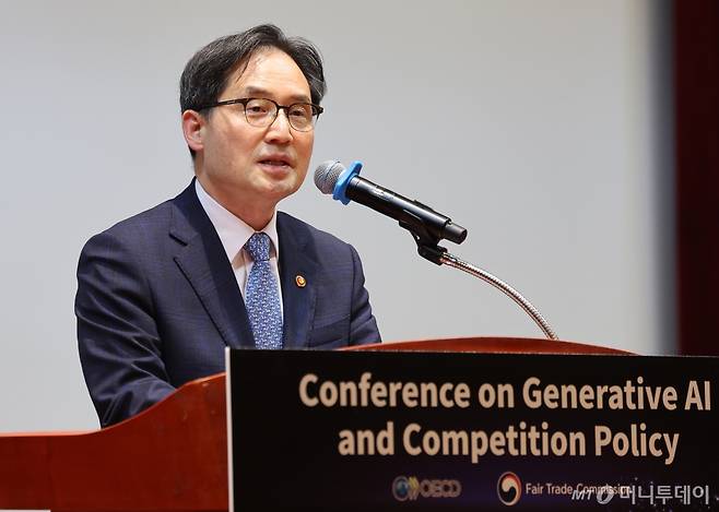 (서울=뉴스1) 박지혜 기자 = 한기정 공정거래위원장이 27일 오후 서울 명동 포스트타워에서 '생성형 인공지능(AI)과 경쟁정책'을 주제로 열린 콘퍼런스에 앞서 인사말을 하고 있다. 2024.5.27/뉴스1 Copyright (C) 뉴스1. All rights reserved. 무단 전재 및 재배포, AI학습 이용 금지. /사진=(서울=뉴스1) 박지혜 기자