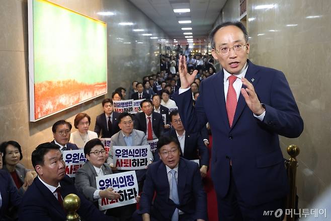 (서울=뉴스1) 김민지 기자 = 추경호 국민의힘 원내대표가 상임위원장 선출을 위한 국회 본회의가 예정된 10일 오후 원내대표 회동을 마친 뒤 국회의장실을 나와 협상 결렬 관련 상황을 설명하고 있다. 2024.6.10/뉴스1  Copyright (C) 뉴스1. All rights reserved. 무단 전재 및 재배포,  AI학습 이용 금지. /사진=(서울=뉴스1) 김민지 기자