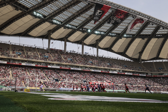 팬들로 가득한 FC 서울의 홈경기장 서울월드컵경기장. 한국프로축구연맹 제공