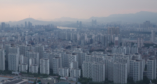 서울 시내 아파트. 사진상 보이는 다리 아래쪽이 강남구와 송파구 일대. 뉴시스