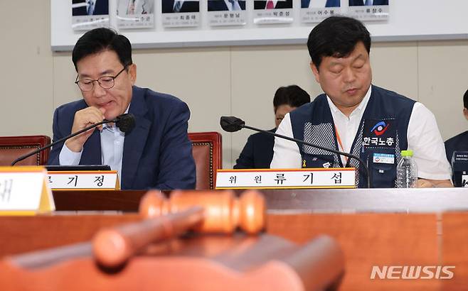 [세종=뉴시스] 강종민 기자 = 지난달 21일 세종시 정부세종청사에서 열린 최저임금위원회 제1차 전원회의에서 류기정 사용자 위원이 발언하고 있다. 오른쪽은 류기섭 근로자 위원. 2024.05.21. ppkjm@newsis.com