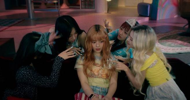 [서울=뉴시스] 뉴진스 '라이트 나우' 티저. (사진 = 어도어 제공) 2024.06.10. photo@newsis.com *재판매 및 DB 금지