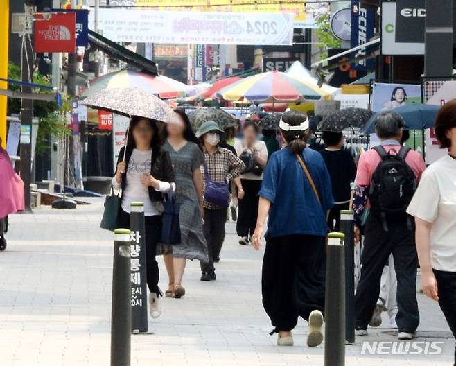 [청주=뉴시스] 조성현 기자 = 낮 최고기온이 30도에 이르며 더위가 이어진 10일 오후 충북 청주시 상당구 성안길에서 시민들이 햇볕을 피하기 위해 발걸음을 옮기고 있다.   2024.06.10. jsh0128@newsis.com