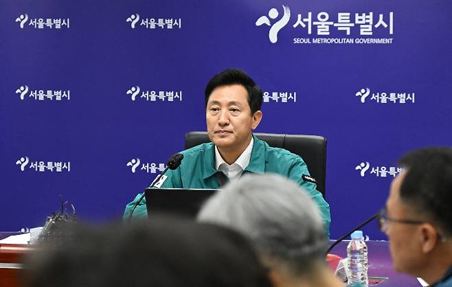 오세훈 서울시장이 10일 오후 '서울시 통합방위회의'에 참석해 유관기관 관계자들과 북한 오물풍선 대응방안에 대해 논의하고 있다. 서울시 제공