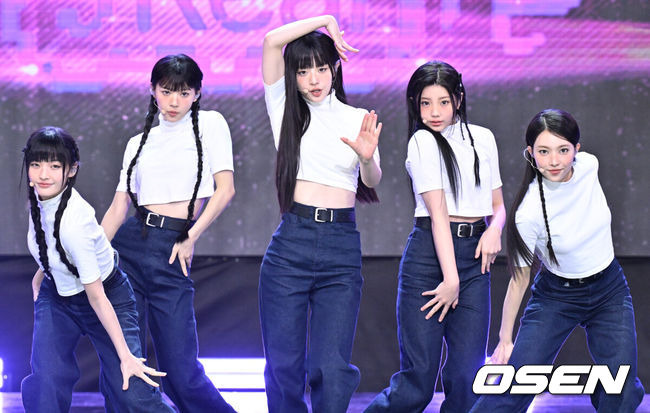 [OSEN= 조은정 기자]2일 오후 서울 상암동 SBS프리즘타워에서 SBS M ‘THE SHOW(더쇼)’ 생방송이 진행됐다.이날 ‘더쇼’에는 루카스, 앰퍼샌드원(AMPERS&ONE), BAE173, Candy Shop, 정동하, 아일릿(ILLIT), TAN, Leni.M, LUN8(루네이트), 민서, n.SSign(엔싸인), 퍼플키스(PURPLE KISS), THE NEW SIX, UNIS(유니스), XODIAC, 영파씨(YOUNG POSSE)가 출연한다.아일릿이 멋진 무대를 선보이고 있다. /2024.04.02 cej@osen.co.kr