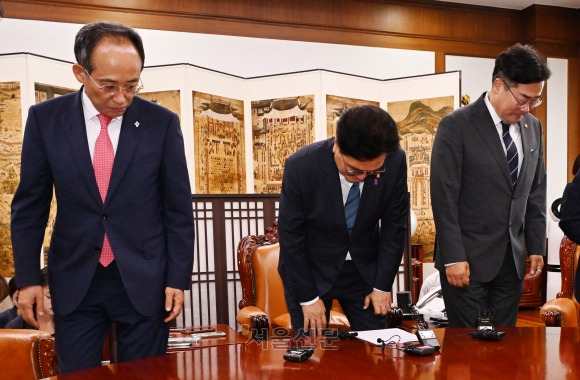 우원식(가운데) 국회의장이 10일 오후 국회에서 국민의힘 추경호(왼쪽), 더불어민주당 박찬대 원내대표와 상임위원회를 배분하는 원구성 문제를 두고 회동하고 있다. 2024.6.10 안주영 전문기자