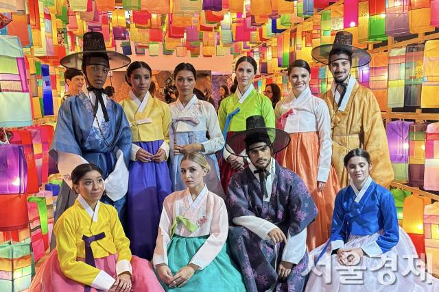 다국적 한복 모델들이 진주 실크등 아래에서 기념촬영을 하고 있다. 사진 제공=주브라질한국문화원