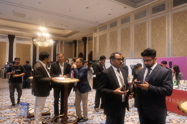 6일(현지시간) 인도 뭄바이 타지마할팰리스 호텔에서 열린 ‘뉴트리파이 투데이 C-스위트 썸플렉스 2024’에 참석한 해외 제약·바이오 기업의 최고경영자(CEO)들이 우리나라 강소기업들들이 마련한 부스 옆에서 환담을 나누고 있다. 뭄바이=김경미 기자