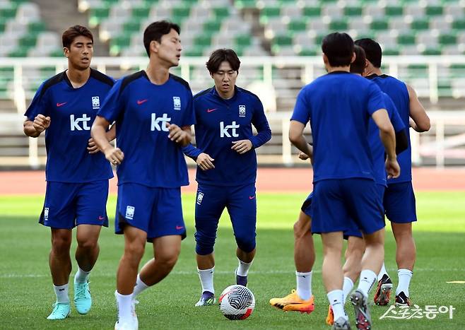 축구국가대표팀이 9일 고양종합운동장에서 북중미월드컵 아시아 2차 예선 중국과 홈경기에 대비해 훈련 중이다. 고양 | 김민성 기자 marineboy@donga.com