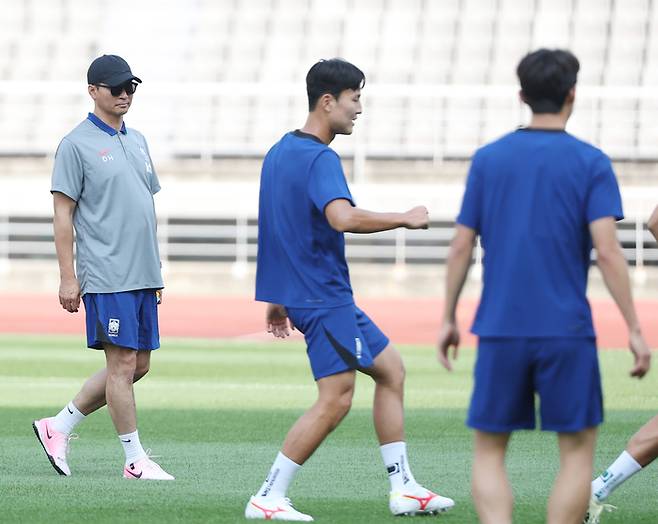 10일 오후 경기도 고양종합운동장에서 열린 축구 대표팀 공식 훈련에서 김도훈 감독이 선수들의 훈련 모습을 지켜보고 있다.  대표팀은 11일 서울월드컵경기장에서 중국과 2026 북중미 월드컵 2차 예선 최종전을 치른다. 연합뉴스