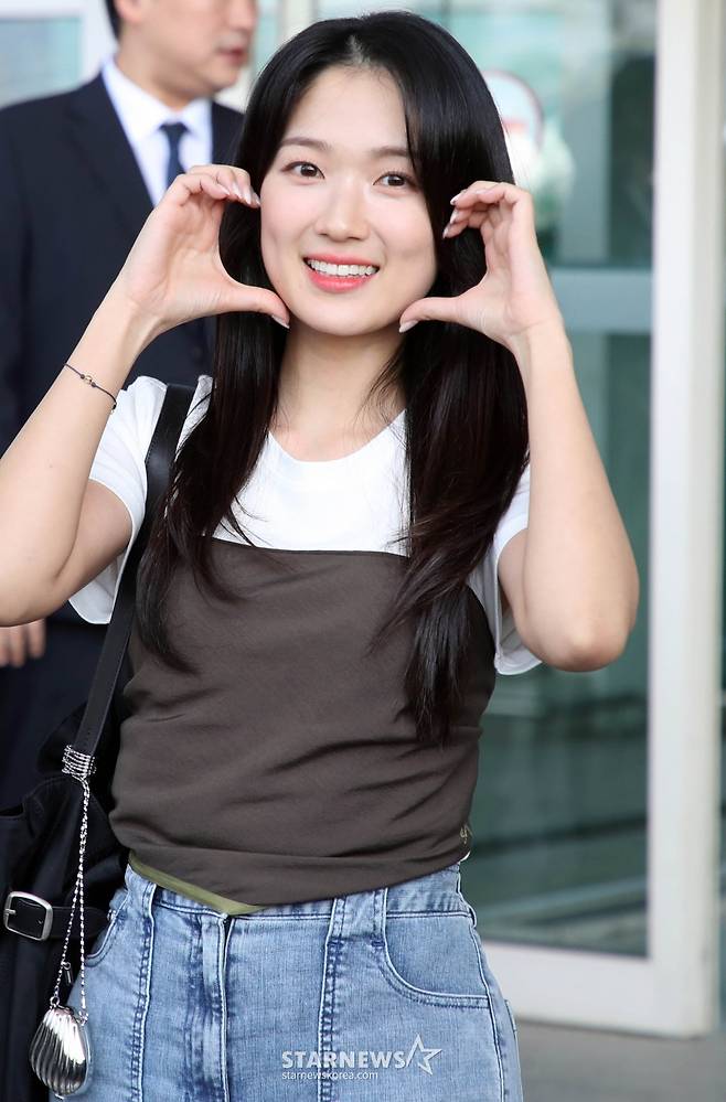배우  김혜윤이 화보 촬영 차 인도네시아 발리로 8일 오후 인천국제공항을 통해 출국하고 있다. 2023.06.08 /사진=임성균