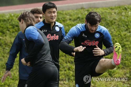 나폴리의 에이스이자 뉴 디에고 마라도나라는 별명을 갖고 있는 흐비차 크바라츠헬리아가 이적 대신 나폴리에 잔류하는 쪽으로 분위기가 기울고 있다. 당초 이강인의 소속팀 PSG(파리 생제르맹)가 크바라츠헬리아를 영입하려고 했고, 개인 합의까지 이뤄냈으나 나폴리의 아우렐리오 데로렌티스 회장이 직접 나서 PSG의 관심을 끊어내고 크바라츠헬리아와 재계약을 맺도록 하면서 크바라츠헬리아는 나폴리에 잔류하게 되는 분위기다. 사진 연합뉴스