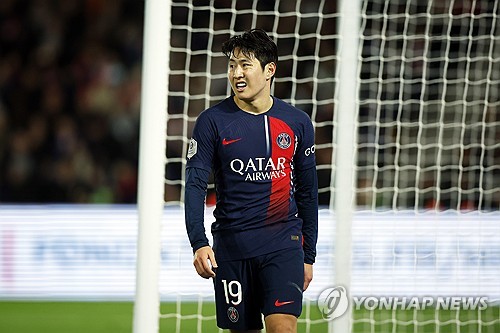 국제스포츠연구센터 풋볼옵저버터리 9일 SNS을 통해 아시아 국적인 축구선수들 중 몸값이 가장 높은 상위 10명을 발표했다. 이때 매체는 일본 축구스타이자 레알 소시에다드 주전 구보 다케후사를 몸값 1위로 놓았다. 다만 구보의 몸값이 약 1372억으로 매기면서 물음표가 붙었다. 매체에 의하면 몸값 2위는 이강인이었지만 741억으로 책정돼 구보 몸값의 약 절반 정도로 평가됐다. 아시아 최고의 축구스타 손흥민의 경우엔 30대가 됐다고 하더라도 몸값을 불과 313억으로 평가하면서 논란이 됐다. 연합뉴스