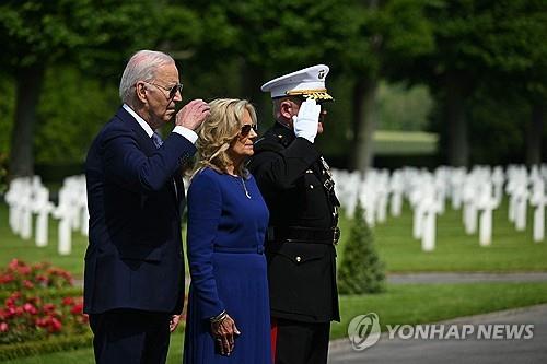 프랑스의 전몰미군 묘지 찾은 바이든 대통령 부부 [AFP=연합뉴스]