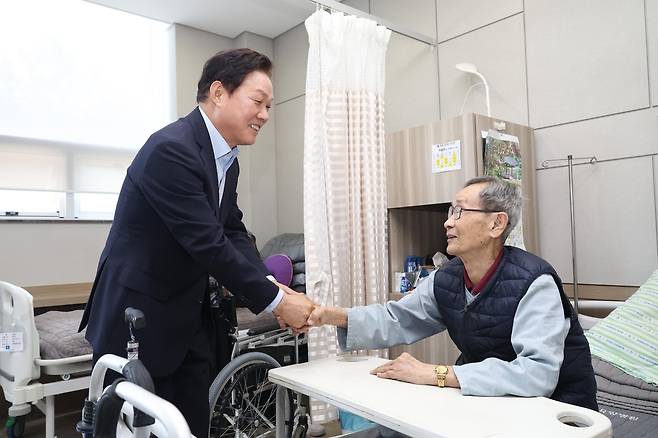 보훈위탁병원 입원 국가유공자 위문하는 박완수 경남지사(왼쪽) [경남도 제공. 재판매 및 DB 금지]