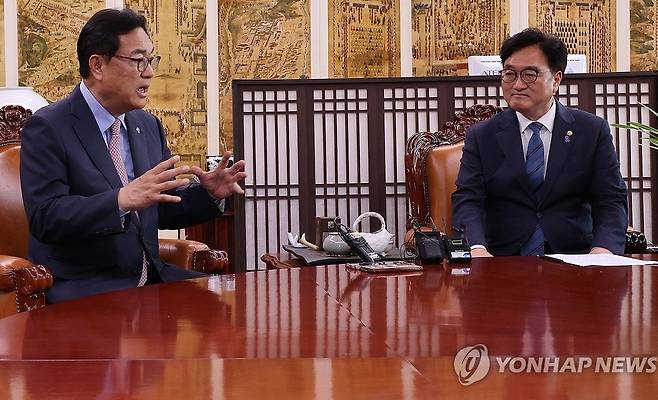 우원식 국회의장 예방한 정진석 대통령 비서실장 (서울=연합뉴스) 김주성 기자 = 우원식 국회의장(오른쪽)이 10일 오전 국회의장실을 예방한 정진석 대통령 비서실장과 대화하고 있다. 2024.6.10 utzza@yna.co.kr