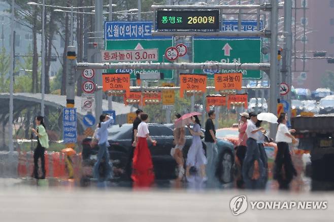 더위에 녹아내리는 중 (서울=연합뉴스) 임화영 기자 = 전국 대부분 지역의 낮 기온이 30도 이상으로 오른 10일 서울 여의도 일대에서 아지랑이가 피어오르고 있다. 2024.6.10 hwayoung7@yna.co.kr