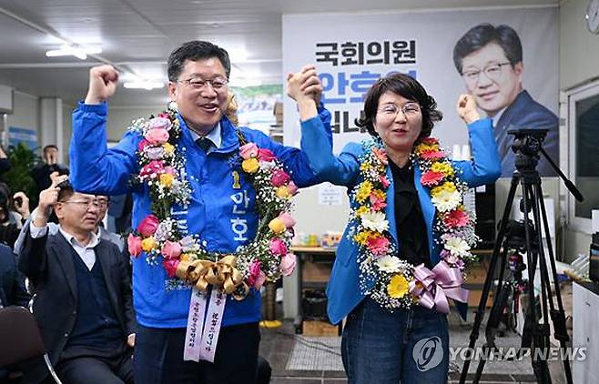 환호하는 안호영 당선인 (전주=연합뉴스) 더불어민주당 완주·진안·무주 선거구의 안호영 후보가 10일 당선이 확정된 후 전주시 후보 사무실에서 환호하고 있다. 2024.4.10   [안호영 후보 캠프 제공. 재판매 및 DB 금지] doo@yna.co.kr