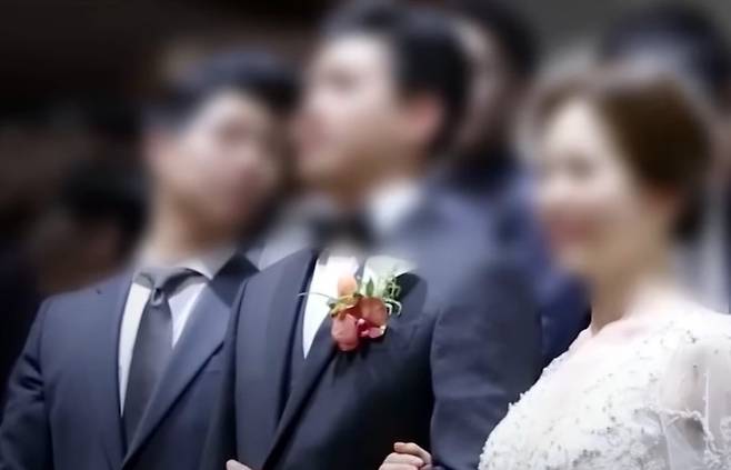 11년 지기 경찰관(가운데)을 살해한 승무원 김 모 씨(왼쪽). (MBC '실화탐사대' 갈무리)