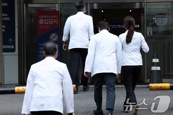 10일 오후 전체 교수회의가 열린 서울 종로구 연건동 서울대학교병원 어린이병원 건물로 교수 및 의료진 등이 들어가고 있다.  2024.6.10/뉴스1 ⓒ News1 박정호 기자