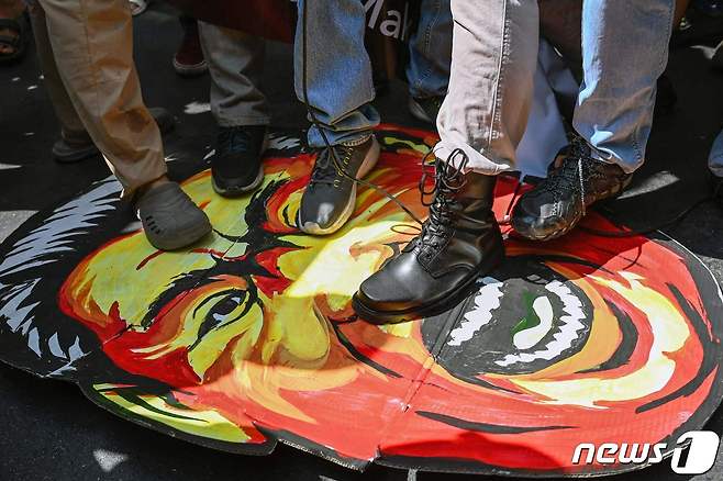 필리핀 시민들이 9일 마닐라 중국영사관앞에서 시진핑 중국 국가주석의 캐리커처를 짓밟으며 최근 남중국해에서 벌어지는 중국의 침략행위에 항의하는 시위를 벌이고 있다. 2024.04.09 ⓒ AFP=뉴스1 ⓒ News1 박재하기자