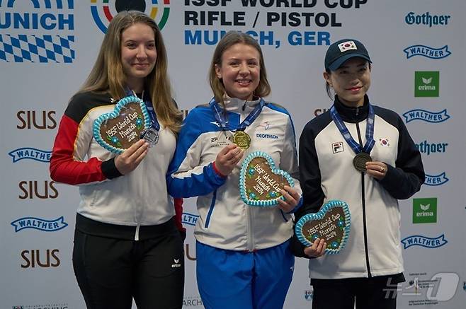 전북자치도 임실군청 사격팀 김예지 선수(오른쪽 첫번째)가 2024 국제사격연맹(ISSF) 뮌헨 월드컵에서 25m 권총 동메달을 획득했다.(임실군제공)2024.6.11/뉴스1