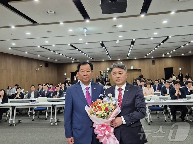 경기도의회 국민의힘 김정호 대표의원(오른쪽)이 11일 오전 치러진 대표의원 선거를 통해 연임에 성공했다./송용환 기자