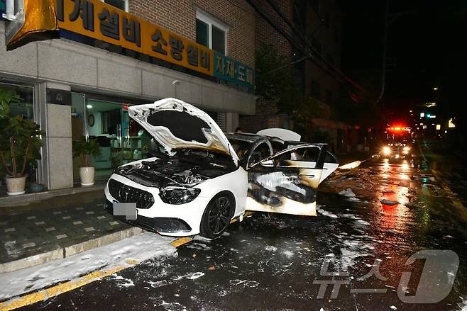 2일 새벽 서울 성북구 장위동의 한 도로에서 흰색 벤츠 승용차가 불에 탄 모습 (성북소방서 제공)