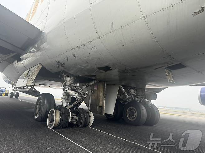 11일 인천공항 활주로에 미국 앵커리지행 아틀라스항공 화물기 5Y8692편의 타이어가 파열된 모습. (독자제공)2024.6.11/뉴스1