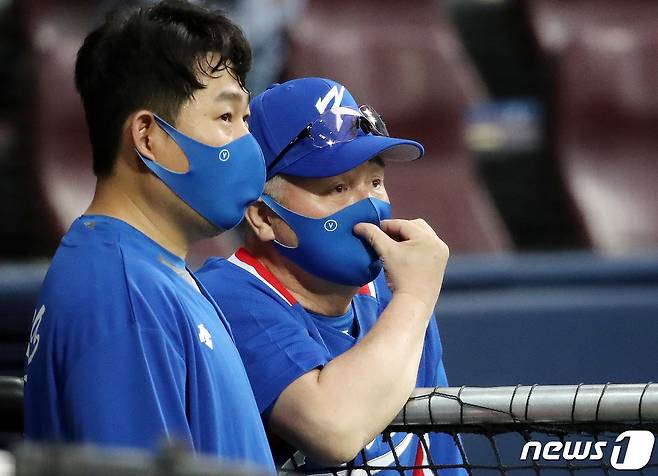 김경문 대한민국 야구 대표팀 감독이 20일 오후 서울 구로구 고척스카이돔에서 열린 2020 도쿄올림픽 대비 훈련에서 양의지와 라이브 피칭을 지켜보며 대화를 나누고 있다. 2021.7.20/뉴스1 ⓒ News1 김진환 기자