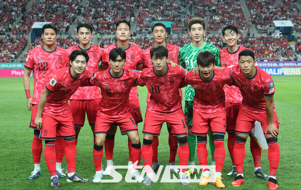 대한민국 축구 국가대표팀 선수들이 11일 오후 서울 마포구 서울월드컵경기장에서 열린 2026 국제축구연맹(FIFA) 북중미 월드컵 아시아 지역 2차 예선 조별리그 C조 6차전 한국과 중국의 경기 시작 전 팀포토를 찍고 있다. 사진┃뉴시스