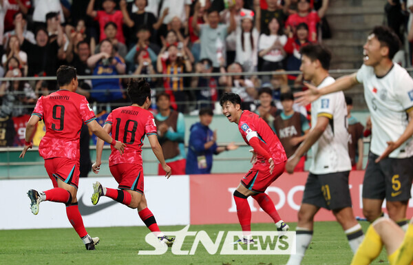 11일 오후 서울 마포구 서울월드컵경기장에서 열린 2026 국제축구연맹(FIFA) 북중미 월드컵 아시아 지역 2차 예선 조별리그 C조 6차전 한국과 중국의 경기, 선제골을 넣은 대한민국 이강인이 손흥민과 세리머니를 하고 있다. 사진┃뉴시스