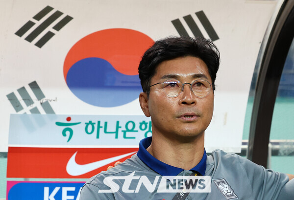 김도훈 대한민국 축구 국가대표팀 감독이 11일 오후 서울 마포구 서울월드컵경기장에서 열린 2026 국제축구연맹(FIFA) 북중미 월드컵 아시아 지역 2차 예선 조별리그 C조 6차전 한국과 중국의 경기 시작 전 애국가를 부르고 있다. 사진┃뉴시스