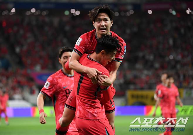 11일 서울월드컵경기장에서 열린 2026 FIFA 북중미 월드컵 2차 예선 대한민국과 중국의 경기. 손흥민이 선취골을 넣은 이강인과 함께 환호하고 있다. 상암=박재만 기자 pjm@sportschosun.com/2024.06.11/