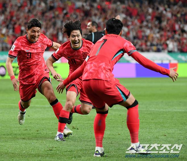 11일 서울월드컵경기장에서 열린 2026 FIFA 북중미 월드컵 2차 예선 대한민국과 중국의 경기. 손흥민이 선취골을 넣은 이강인과 함께 환호하고 있다. 상암=박재만 기자 pjm@sportschosun.com/2024.06.11/