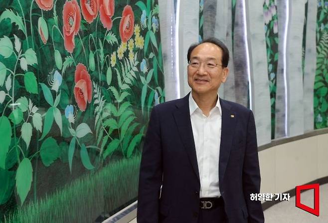 이성해 국가철도공단 이사장이 서울 수서역을 걷다가 대형 벽화 앞에서 그림을 보고 있다. / 사진=허영한 기자 younghan@